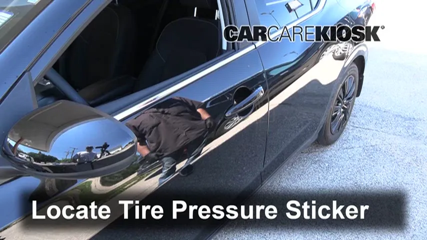 2020 Nissan Sentra S 2.0L 4 Cyl. Pneus et roues Vérifier la pression des pneus